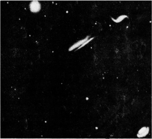 Рис. 6. Фотография участка неба со спиральной галактикой, подобной нашей. Если предположить, что её диаметр равен диаметру нашей Галактики, то, основываясь на кажущемся размере этой далёкой галактики, можно вычислить расстояние до неё. Оно оказывается равным 30&nbsp;миллионам световых лет <nowrap>({literal}$3\cdot10^{ldelim}23{rdelim}$&zwj;{/literal}</nowrap>&zwj; м).